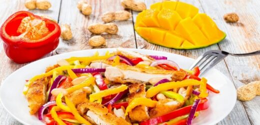 Zaskakuje smakiem w każdym kęsie. Orzeźwiająca sałatka z mango