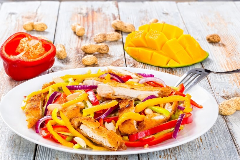 Zaskakuje smakiem w każdym kęsie. Orzeźwiająca sałatka z mango
