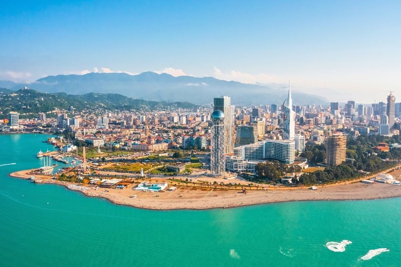 „Mały Dubaj” zachwyca nowoczesną architekturą i plażami. Polacy chętnie wybierają ten kierunek