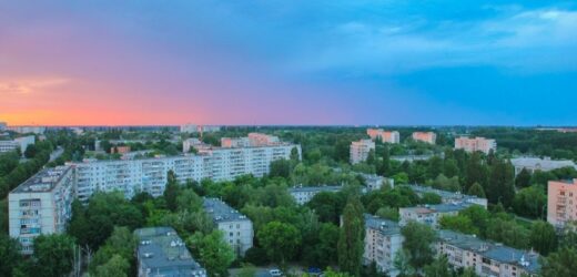 Czy podczas burzy można stać przy oknie? Centrum Bezpieczeństwa ostrzega