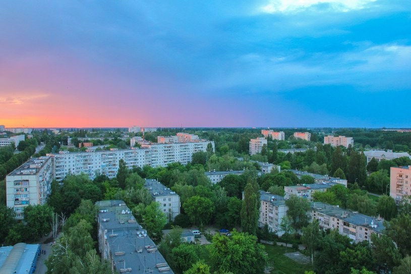 Czy podczas burzy można stać przy oknie? Centrum Bezpieczeństwa ostrzega