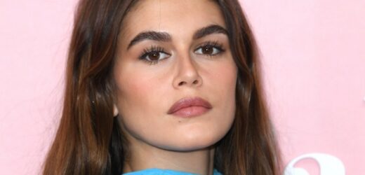 Kaia Gerber zadaje szyku w białej spódnicy. To najważniejszy trend lata 2024