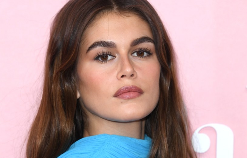 Kaia Gerber zadaje szyku w białej spódnicy. To najważniejszy trend lata 2024