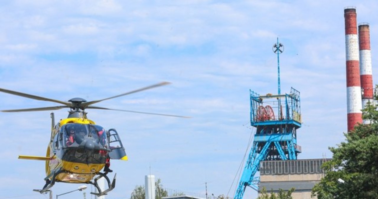 Akcja w kopalni Rydułtowy: Śmigłowiec LPR zabrał odnalezionego górnika