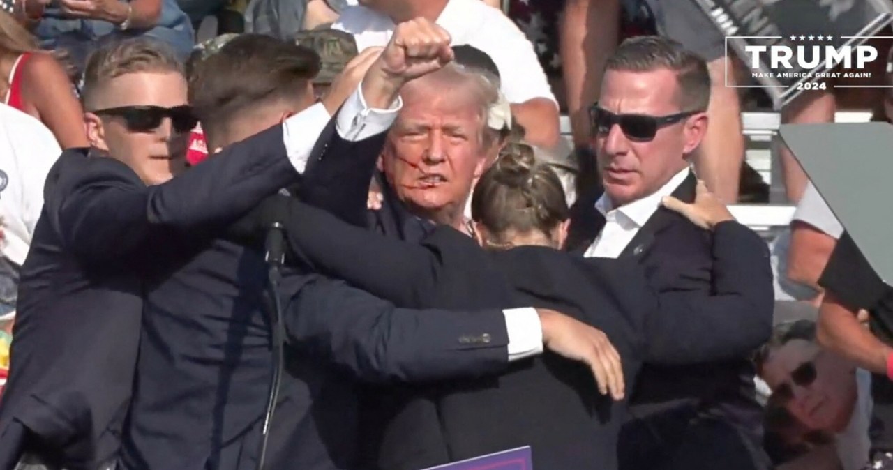 Podniesiona pięść tuż po zamachu może stać się symbolem kampanii Trumpa