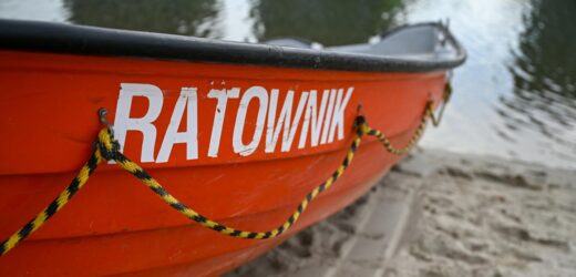 Wędkarze na odciętym skrawku ziemi na Jeziorze Żywieckim. Interweniowało WOPR