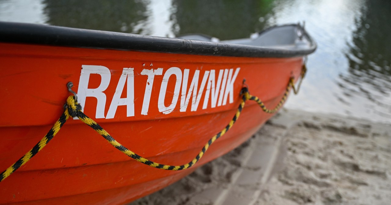 Wędkarze na odciętym skrawku ziemi na Jeziorze Żywieckim. Interweniowało WOPR