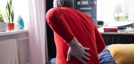 Dużo siedzisz? Naukowcy donoszą: sięgnij po kawę. Złagodzi przykrą dolegliwość