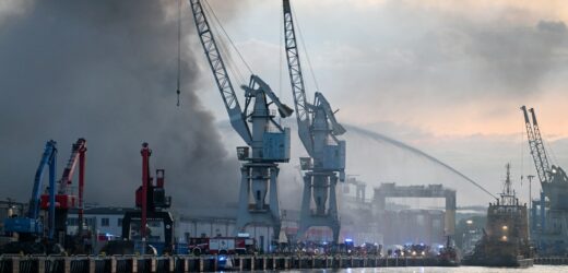 ​Czekali na redzie. Prom nie mógł wpłynąć z powodu akcji gaśniczej