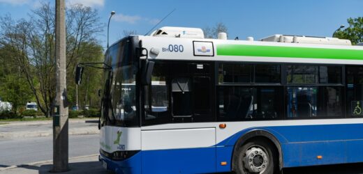Autobus na trawniku. Niecodzienny widok w Krakowie