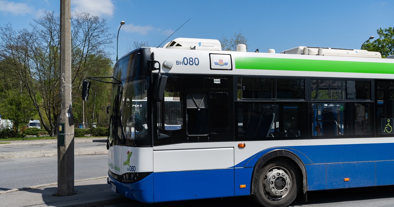 Autobus na trawniku. Niecodzienny widok w Krakowie