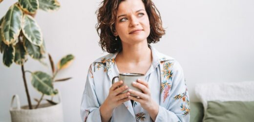Prosty trik na zabezpieczenie włosów kręconych na noc. Znasz metodę „pineapple”?