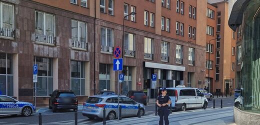 Ewakuacja resortu rodziny. Do budynku wszedł mężczyzna z rewolwerem hukowym
