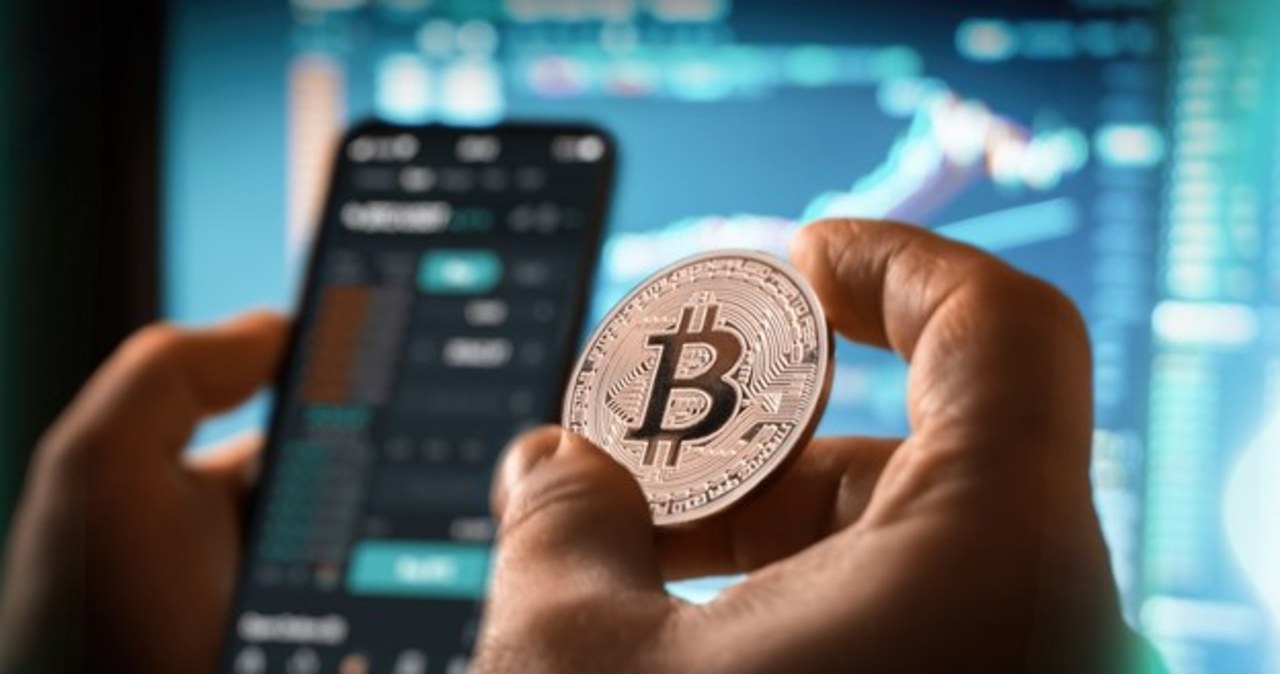 Chciał zainwestować w kryptowaluty. Ukradli mu ponad 160 tys.
