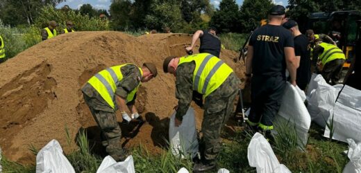 Wyrwa w wałach nad Łyną. Akcja strażaków i WOT-u