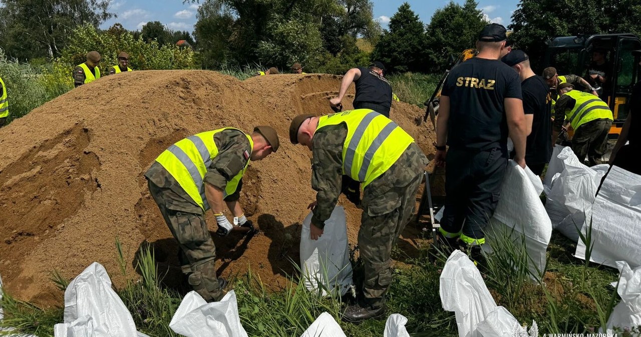 Wyrwa w wałach nad Łyną. Akcja strażaków i WOT-u