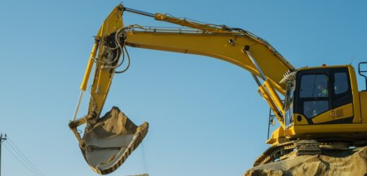 Szef powiesił pracowników na łyżce koparki i wychłostał