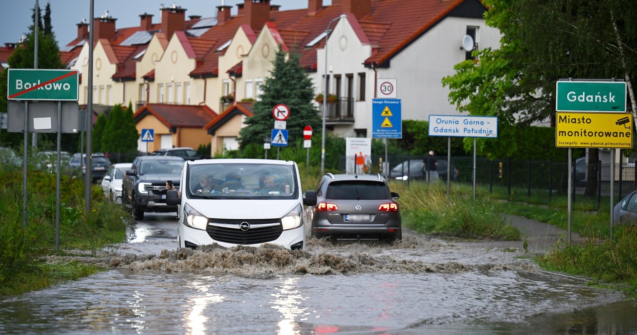 5 tys. interwencji strażaków po nawałnicach. IMGW ostrzega przed kolejnymi