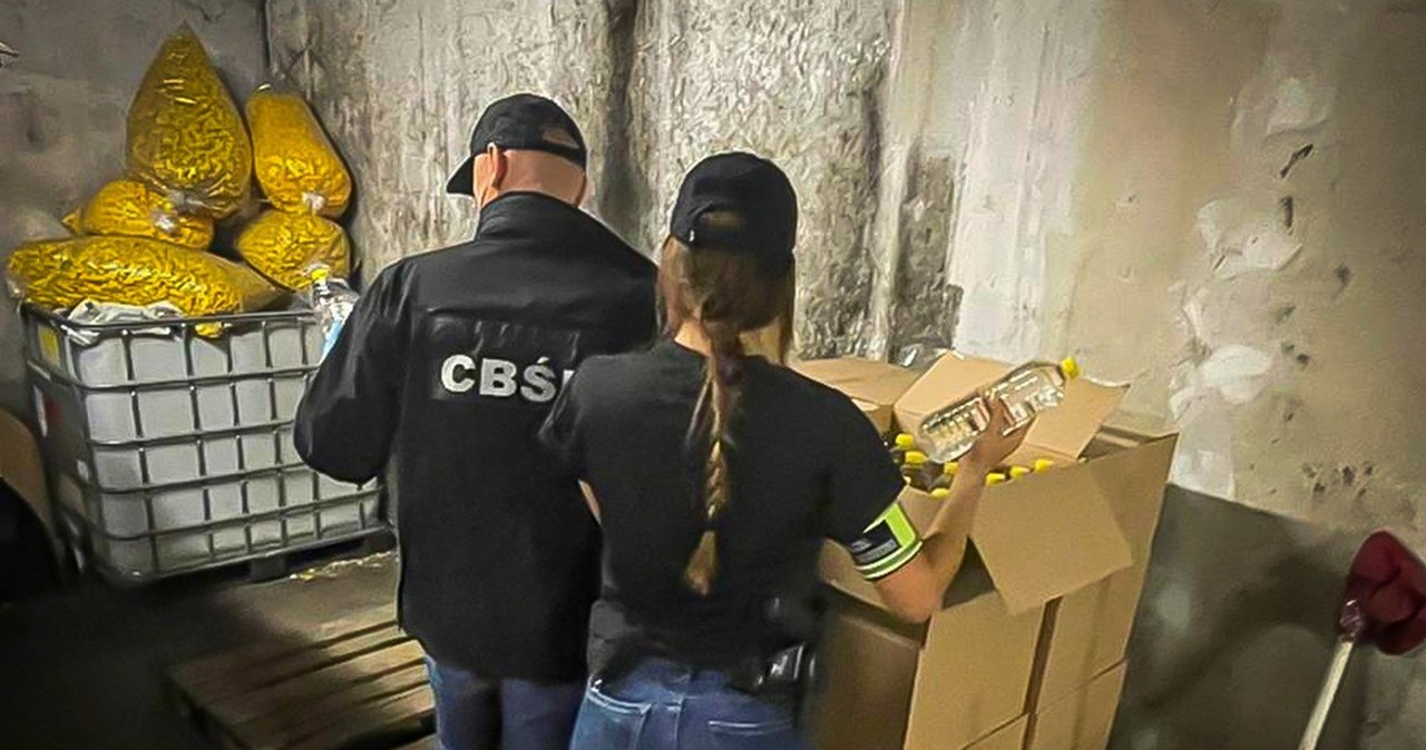Służby zlikwidowały rozlewnię alkoholu. Wśród podejrzanych kibole