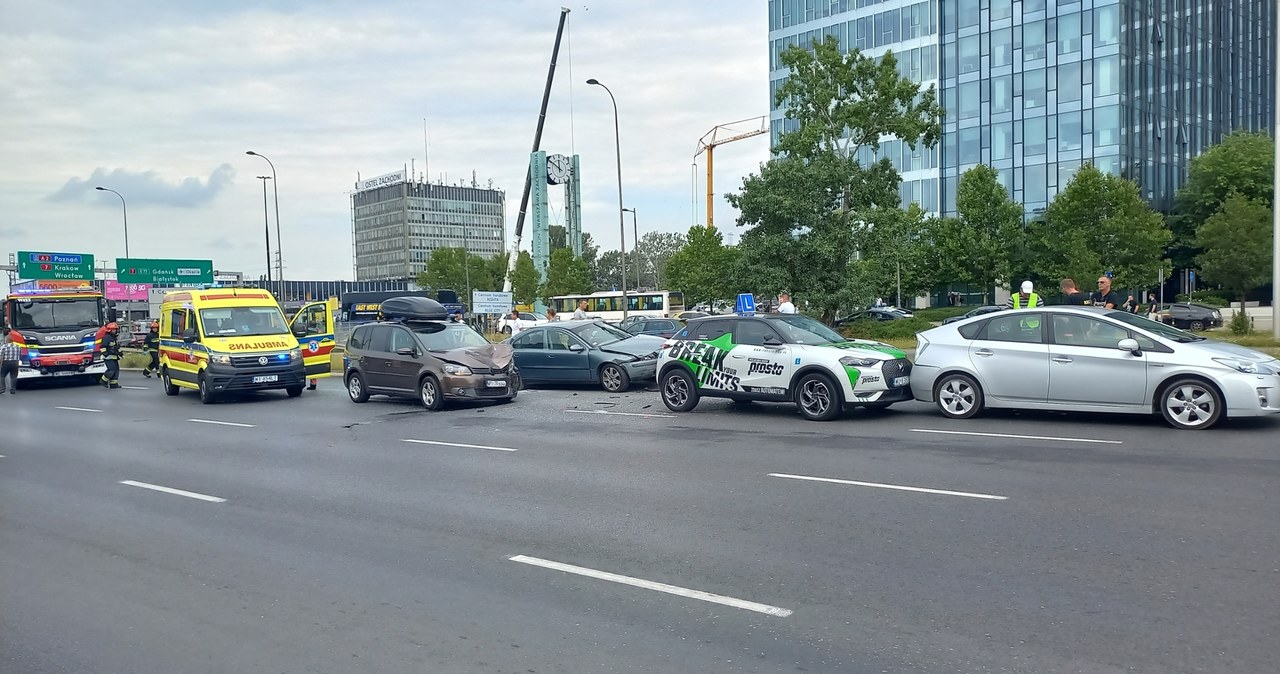 Wypadek na Alejach Jerozolimskich. Utrudnienia dla kierowców