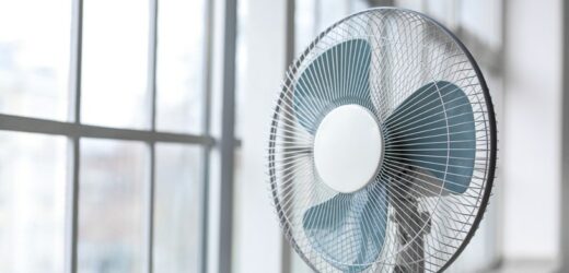 Ustaw wiatrak w ten sposób. Skutecznie obniżysz temperaturę w mieszkaniu