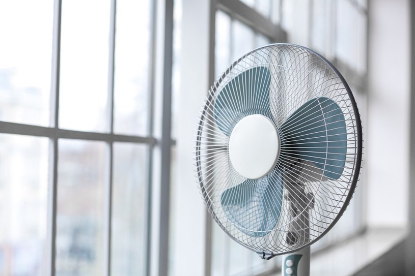 Ustaw wiatrak w ten sposób. Skutecznie obniżysz temperaturę w mieszkaniu