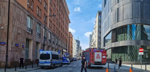 Wszedł do ministerstwa z rewolwerem i kilkoma nożami. Został zwolniony