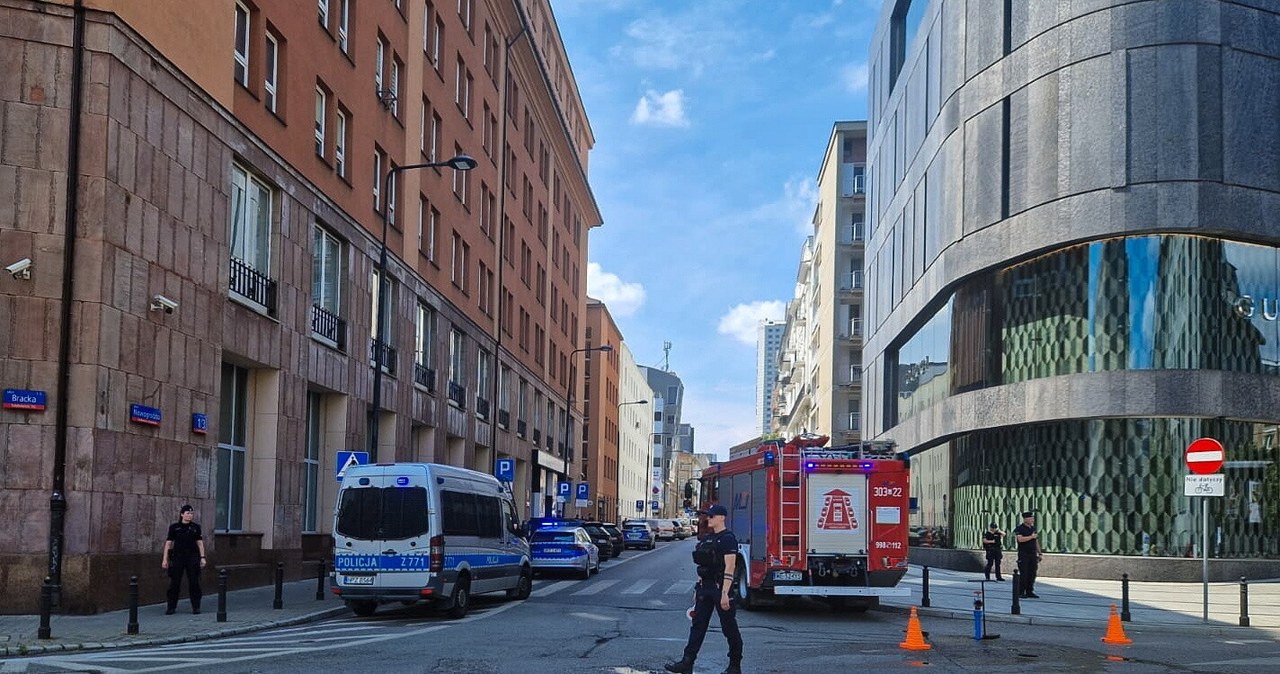 Wszedł do ministerstwa z rewolwerem i kilkoma nożami. Został zwolniony