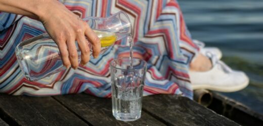 W sam raz na upały. Nawadnia o niebo lepiej niż zwykła woda mineralna
