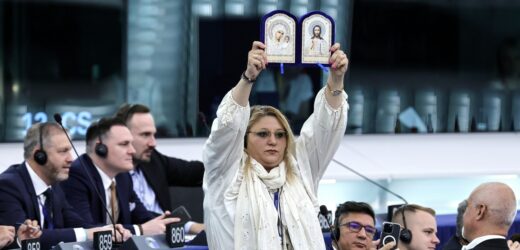 Z Bogiem na ustach i kagańcem na twarzy. Europosłanka stworzyła widowisko