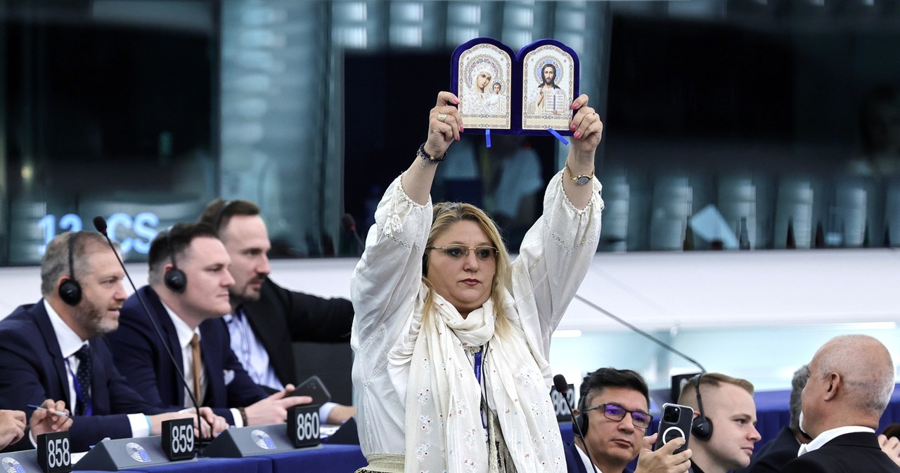 Z Bogiem na ustach i kagańcem na twarzy. Europosłanka stworzyła widowisko