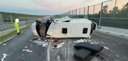 Bus uderzył w auto służby drogowej. 5 osób w ciężkim stanie