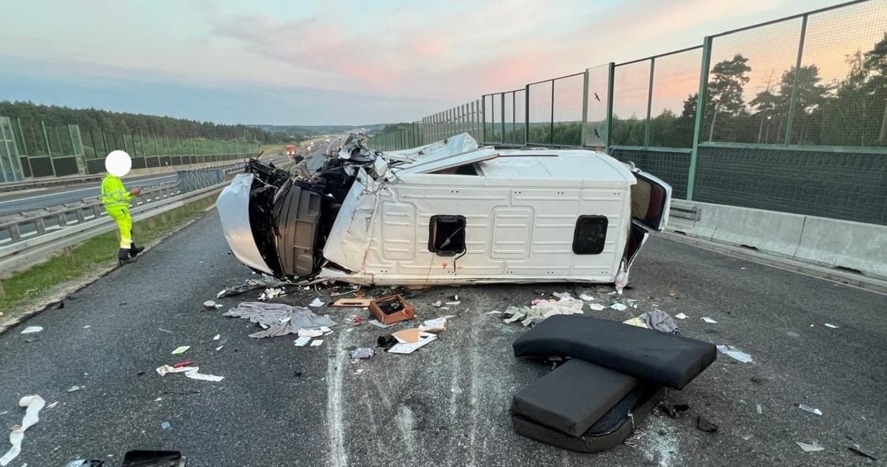 Bus uderzył w auto służby drogowej. 5 osób w ciężkim stanie