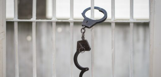 Choszczno: Policja szuka zbiega z zarzutem nielegalnego posiadania broni