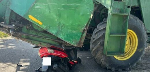Kobieta jadąca motorowerem wpadła pod kombajn