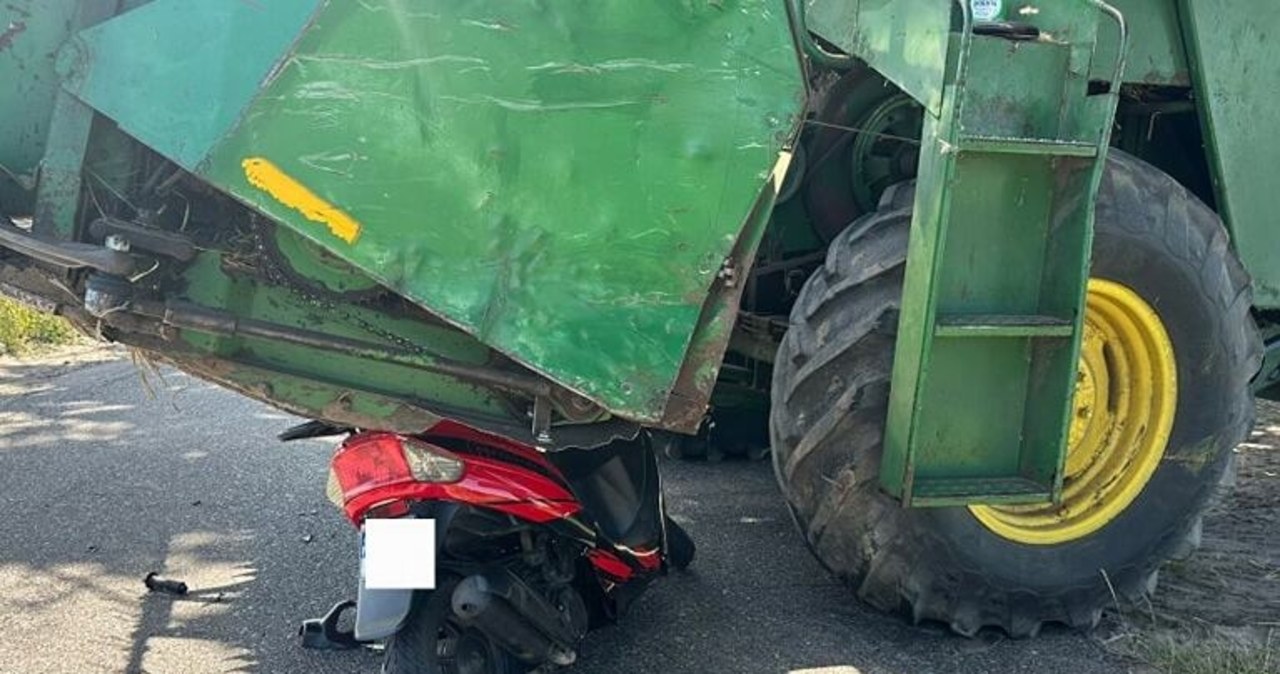 Kobieta jadąca motorowerem wpadła pod kombajn