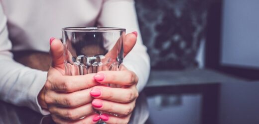 W upały nie możesz zasnąć? Przed snem sięgnij po szklankę tego napoju