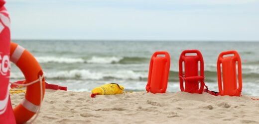 Biała flaga na kąpielisku w Dziwnówku