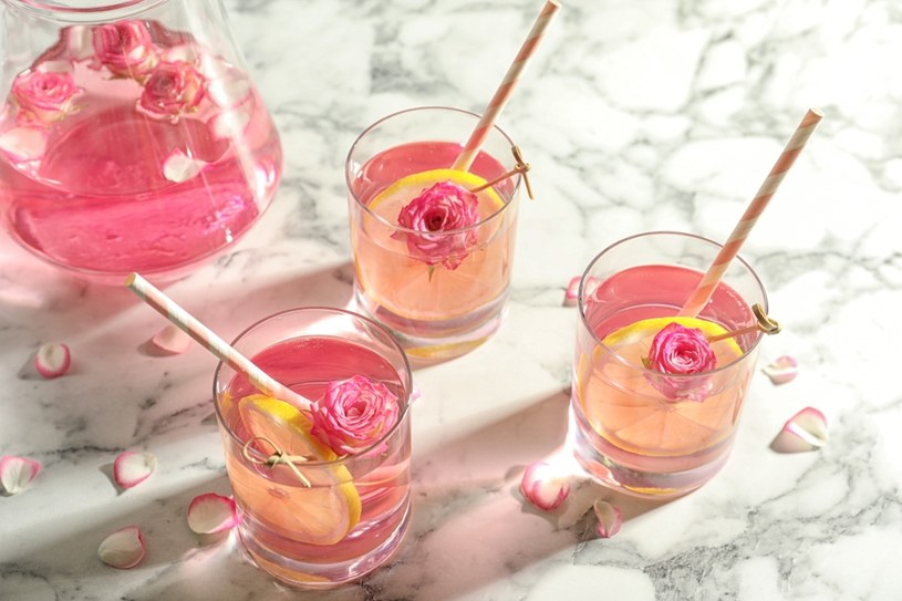 Letnie orzeźwienie prosto z ogrodu. Aromatyczna lemoniada różana na leniwe popołudnia
