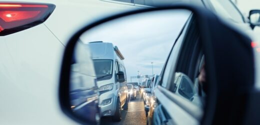 Na A2 wywróciła się laweta z samochodami, korek ma kilka kilometrów