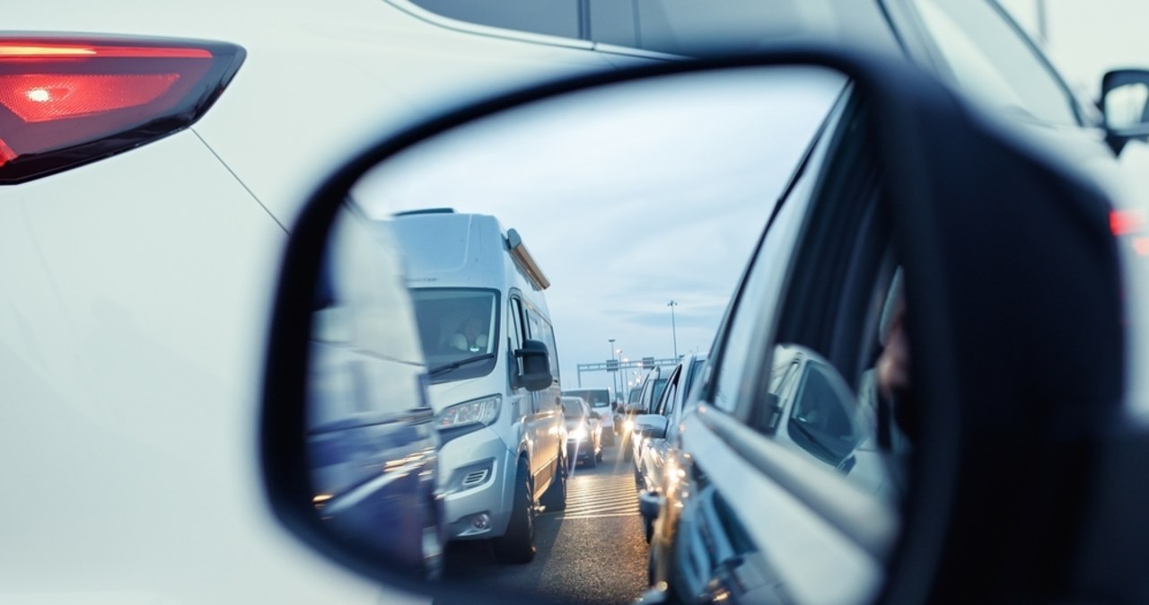 Na A2 wywróciła się laweta z samochodami, korek ma kilka kilometrów