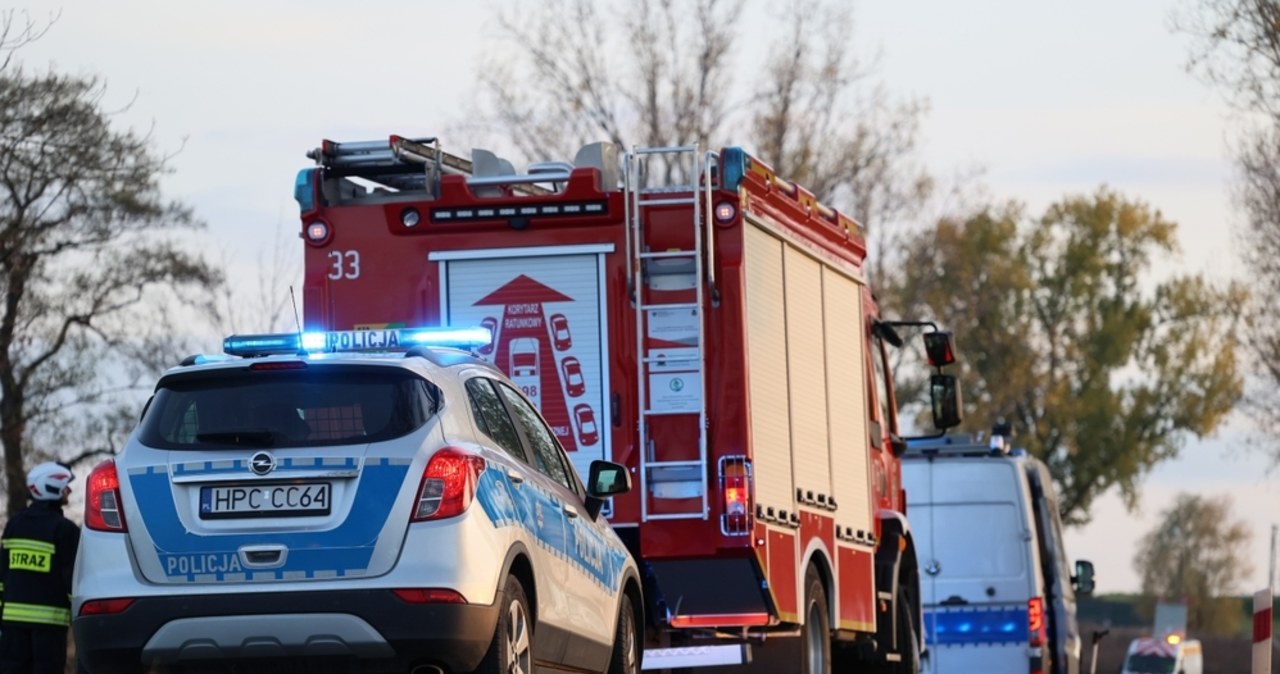 Wypadek z udziałem wozu strażackiego. Trzy osoby w szpitalu