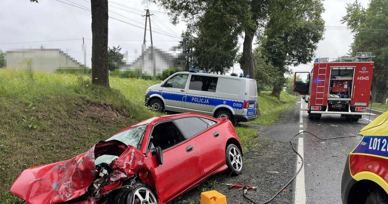 Uciekli po wypadku, bo byli pijani