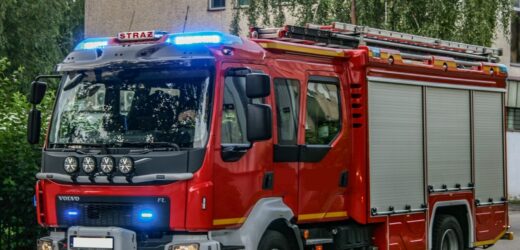 Pożar domu w Żarach. Strażacy wynieśli ciężko poparzonego mężczyznę
