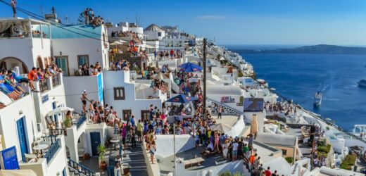 Santorini oblężone przez turystów. Mieszkańcy proszeni o… nieopuszczanie domów