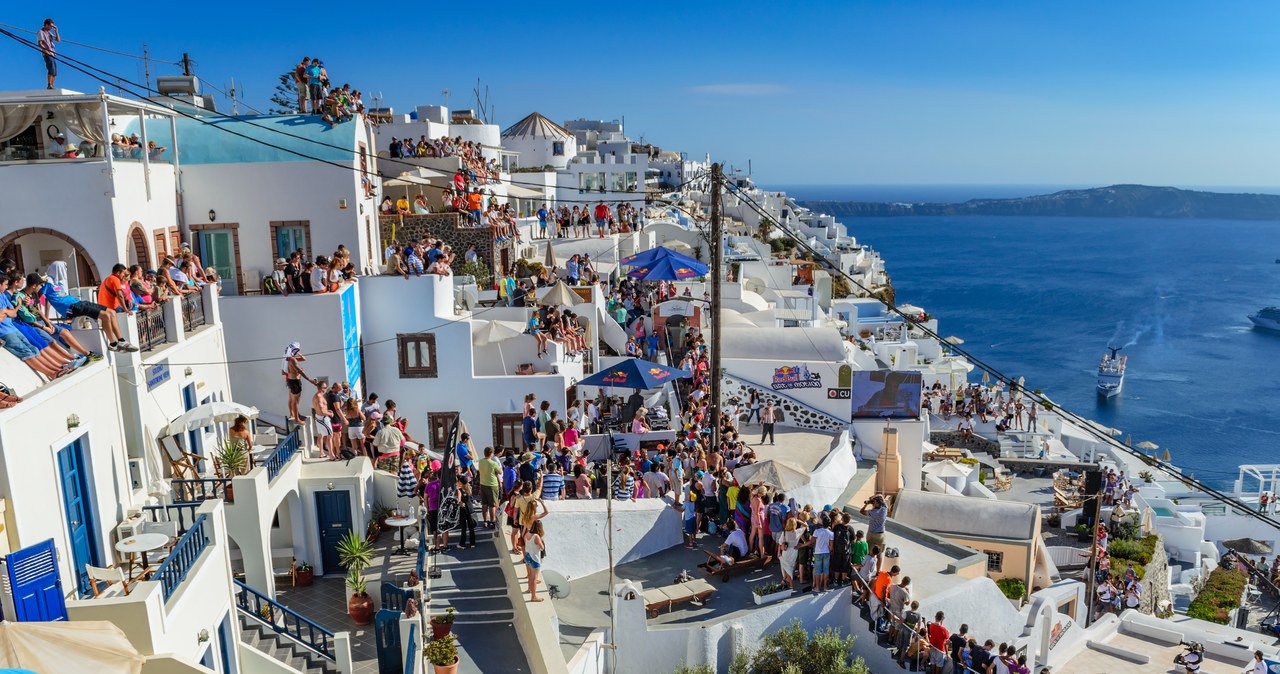 Santorini oblężone przez turystów. Mieszkańcy proszeni o… nieopuszczanie domów