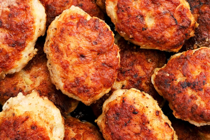 Zetrzyj, odciśnij i śmiało dodaj do masy. Mielone będą soczyste, jak nigdy