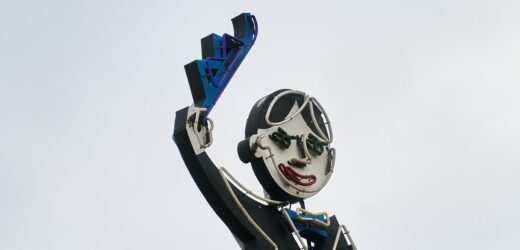 „Dobry wieczór we Wrocławiu”. Kultowy neon znów świeci