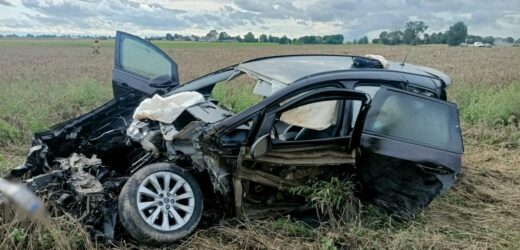 Auto wjechało pod pociąg. Dwoje dzieci zostało rannych