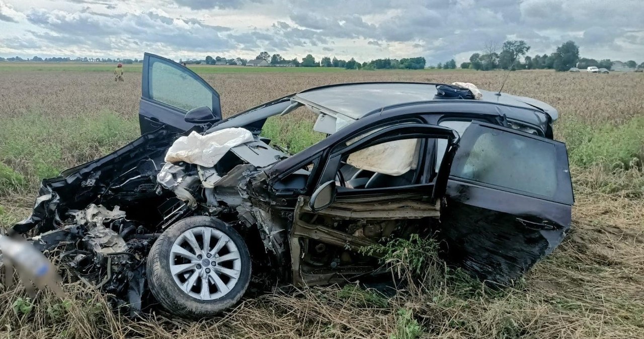 Auto wjechało pod pociąg. Dwoje dzieci zostało rannych